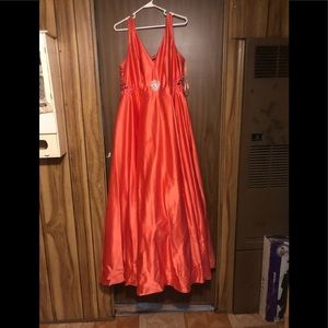 Prom dress coral color and size 14W